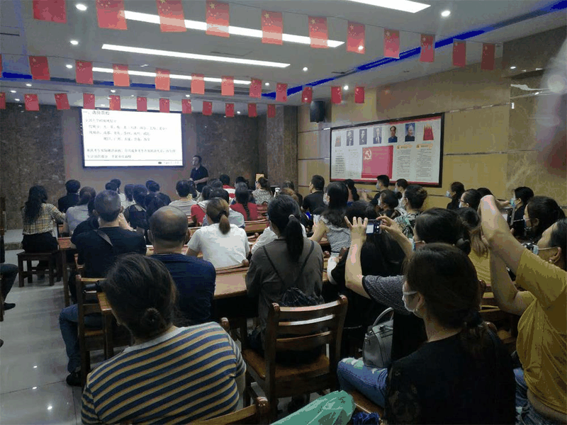 百年教育舉辦的高考志愿公益講座活動(dòng)取得了圓滿(mǎn)成功
