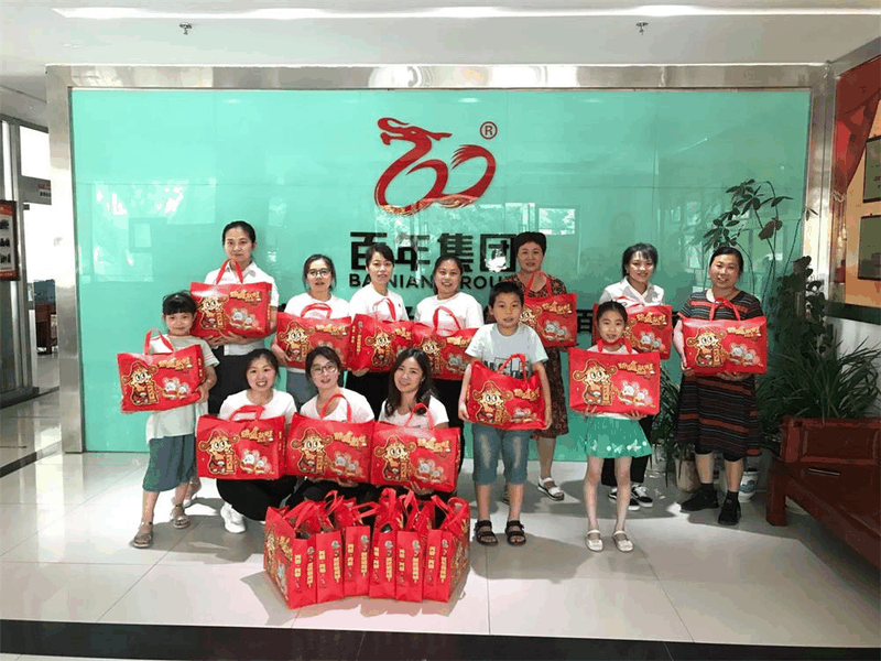 百年集團(tuán)為員工子女發(fā)放“六一”禮物，祝愿所有的孩子兒童節(jié)快樂！